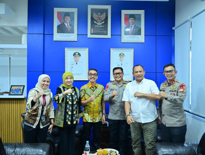 Plt Direktur Utama Perumda Air Minum Kota Makassar Andi Syahrum bersama Plt Direktur Keuangan Perumda Air Minum Kota Makassar, Wirda Fauzah Madjid menerima kunjungan Dansat Brimob Polda Sulsel Kombes Pol. Muhammad Ridwan, S.I.K., M.H. bersama rombongan di ruang kerjanya, Kantor Perumda Air Minum Kota Makassar, Jalan Ratulangi Nomor 3, Makassar, Kamis, (01/09/2026).
