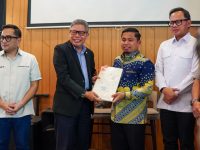 Tasming Hamid Hadiri Pertemuan Pengawasan Aset Pemda Bersama Wamendagri dan Komisi II DPR RI 29 Wali Kota Parepare, Tasming Hamid menghadiri pertemuan dalam rangka pengawasan terhadap permasalahan aset Pemerintah Daerah, Barang Milik Daerah (BMD), Badan Usaha Milik Daerah (BUMD), serta penyerahan sertifikat tanah aset Pemda/BMD/BUMD.