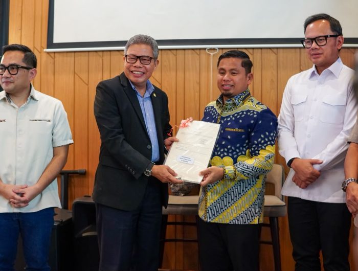 Tasming Hamid Hadiri Pertemuan Pengawasan Aset Pemda Bersama Wamendagri dan Komisi II DPR RI 13 Wali Kota Parepare, Tasming Hamid menghadiri pertemuan dalam rangka pengawasan terhadap permasalahan aset Pemerintah Daerah, Barang Milik Daerah (BMD), Badan Usaha Milik Daerah (BUMD), serta penyerahan sertifikat tanah aset Pemda/BMD/BUMD.