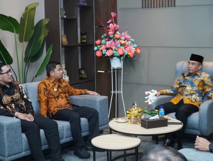 Pemerintah Kota Parepare mempelajari strategi peningkatan Pendapatan Asli Daerah (PAD), inovasi Mataram Pintar, dan penerapan Satu Data saat melakukan kunjungan kerja ke Pemerintah Kota Mataram, Nusa Tenggara Barat, Kamis (8/10/2026).
