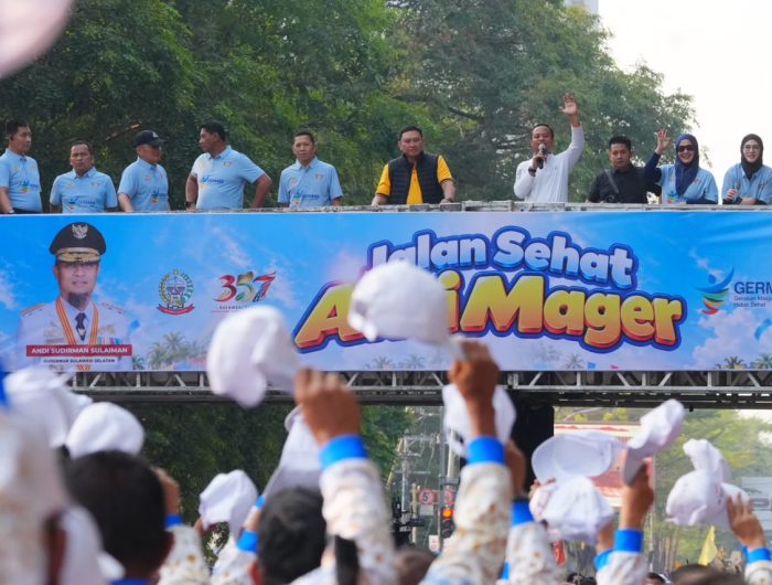 Gubernur Sulawesi Selatan, Andi Sudirman Sulaiman, menyerahkan 269 unit bantuan peralatan usaha kepada pelaku usaha mikro, kecil, dan menengah (UMKM) lokal dalam rangka memperingati Hari Jadi ke-357 Provinsi Sulawesi Selatan.