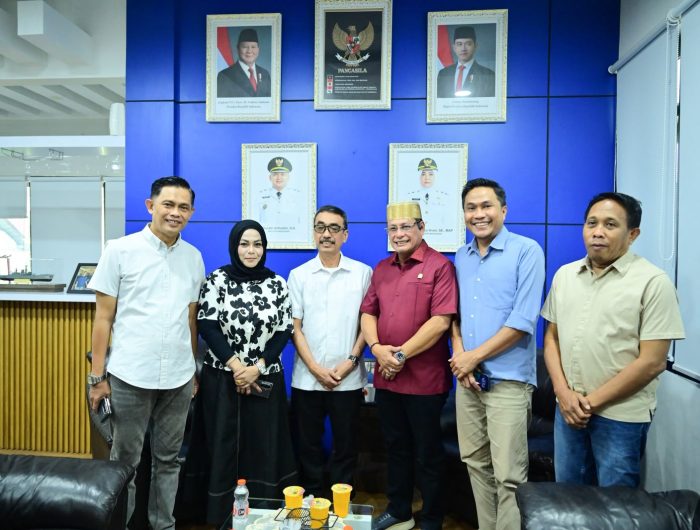 Andi Syahrum Sambut Kunjungan Anggota DPD RI Andi Abdul Waris Halid, Bahas Penguatan Air Baku 13 Plt Direktur Utama Perumda Air Minum Kota Makassar, Andi Syahrum, menerima kunjungan kerja Anggota DPD RI, Andi Abdul Waris Halid, di Kantor Perumda Air Minum Kota Makassar, Jalan Dr. Ratulangi No. 3, Rabu (21/10/2026).