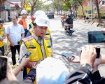 Gubernur Sulawesi Selatan, Andi Sudirman Sulaiman, merespon kerusakan jalan di sepanjang sisi Tol Ir. Sutami, Kecamatan Tamalanrea, Kota Makassar, yang menjadi keluhan masyarakat.