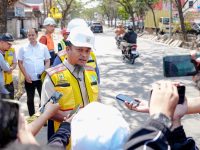 Gubernur Sulawesi Selatan, Andi Sudirman Sulaiman, merespon kerusakan jalan di sepanjang sisi Tol Ir. Sutami, Kecamatan Tamalanrea, Kota Makassar, yang menjadi keluhan masyarakat.