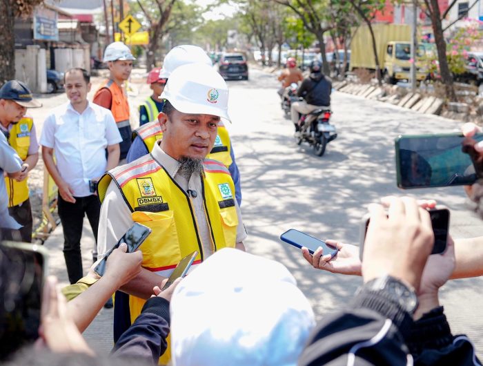 Gubernur Sulawesi Selatan, Andi Sudirman Sulaiman, merespon kerusakan jalan di sepanjang sisi Tol Ir. Sutami, Kecamatan Tamalanrea, Kota Makassar, yang menjadi keluhan masyarakat.