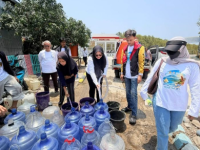 Vonny Ameliani Salurkan Bantuan Air Bersih dan Masker di Makassar 35 IMG 3302